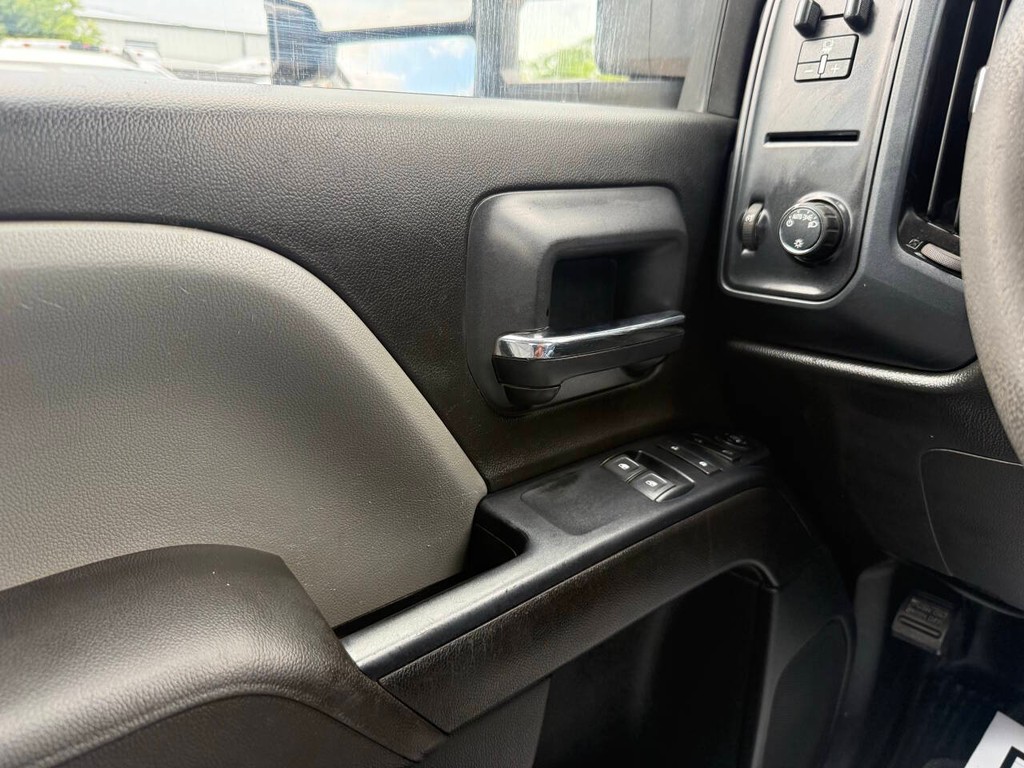 Chevrolet Silverado 2500HD Vehicle Full-screen Gallery Image 22