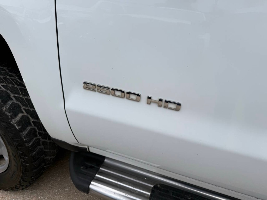 Chevrolet Silverado 2500HD Vehicle Full-screen Gallery Image 27