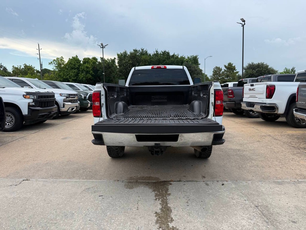 Chevrolet Silverado 2500HD Vehicle Full-screen Gallery Image 29
