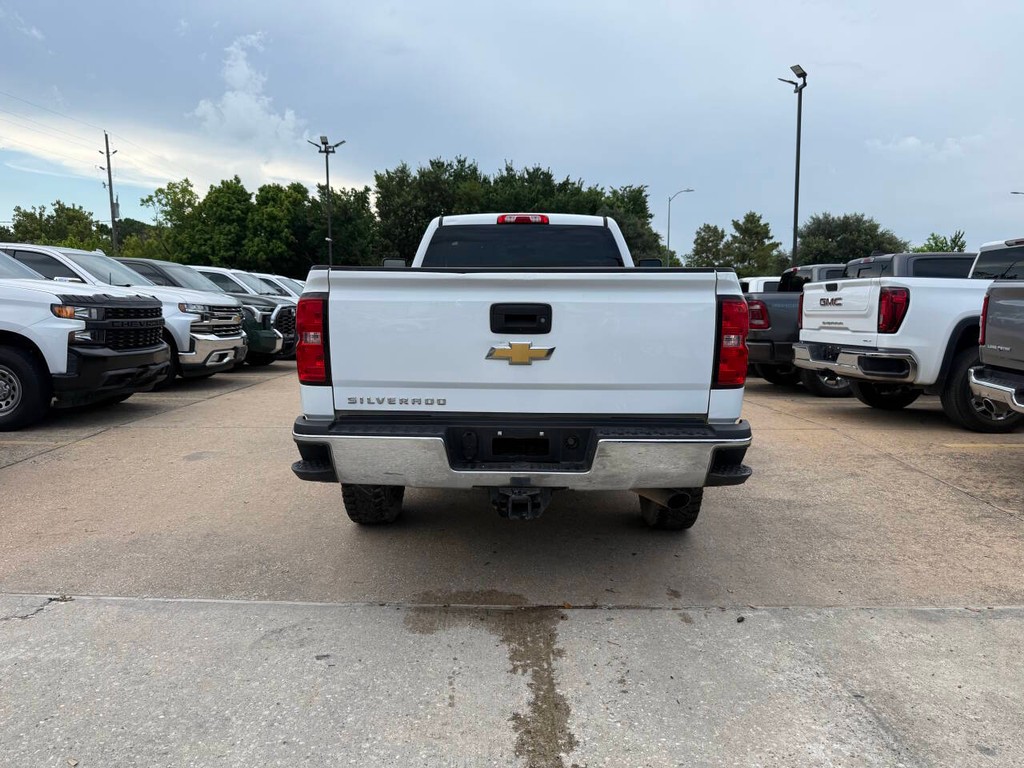 Chevrolet Silverado 2500HD Vehicle Full-screen Gallery Image 30