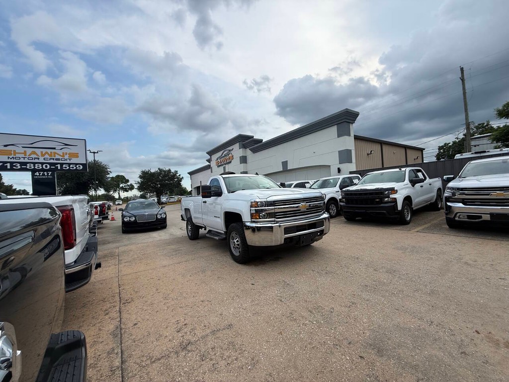 Chevrolet Silverado 2500HD Vehicle Full-screen Gallery Image 35