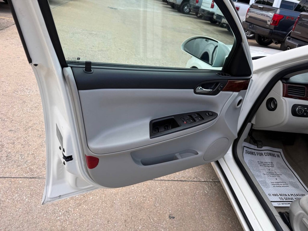 Chevrolet Impala Vehicle Full-screen Gallery Image 08
