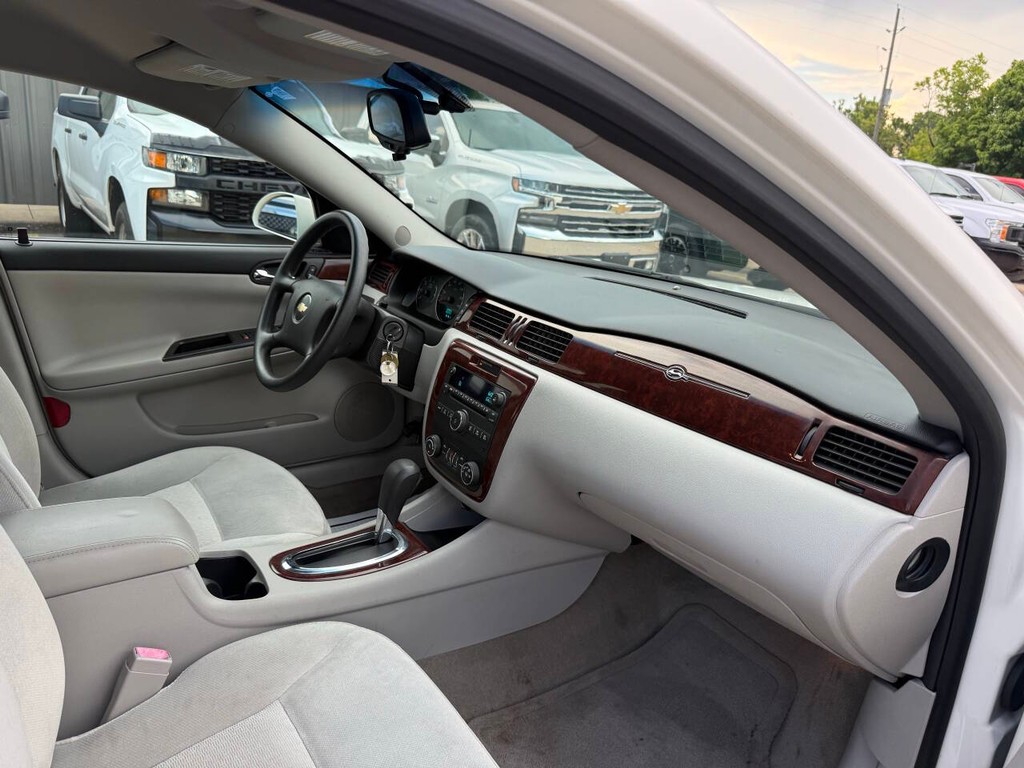 Chevrolet Impala Vehicle Full-screen Gallery Image 09