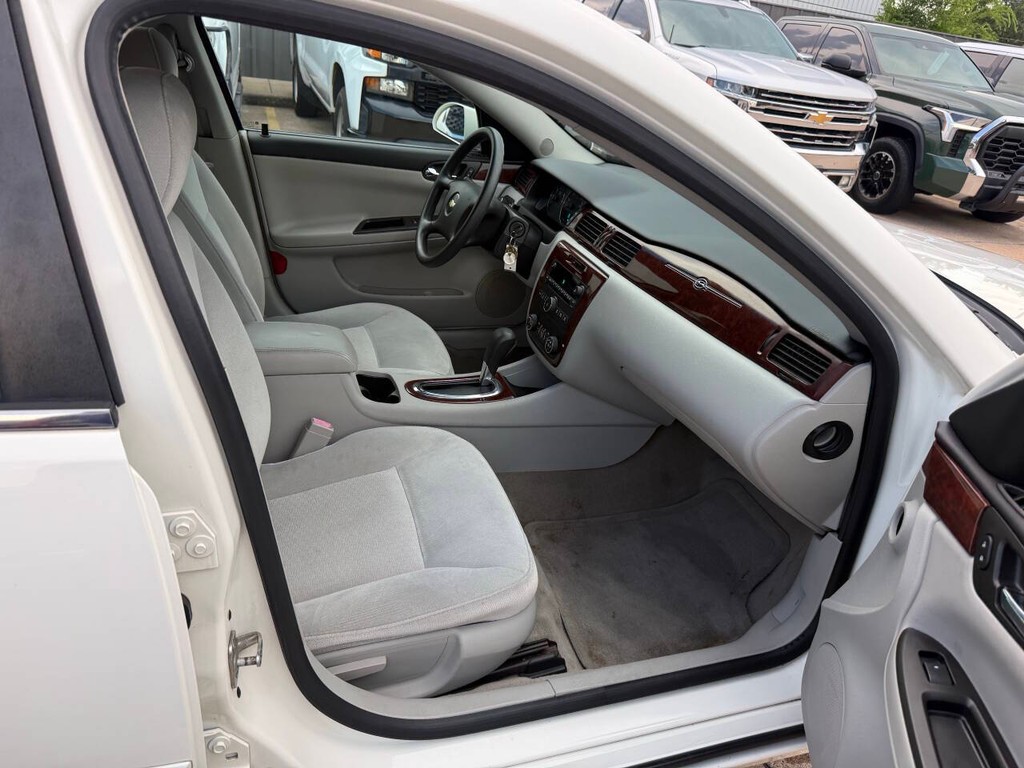 Chevrolet Impala Vehicle Full-screen Gallery Image 10