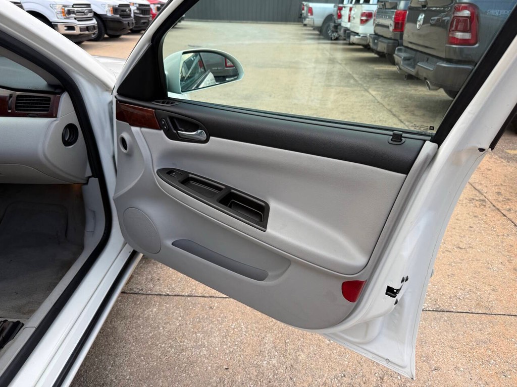 Chevrolet Impala Vehicle Full-screen Gallery Image 11