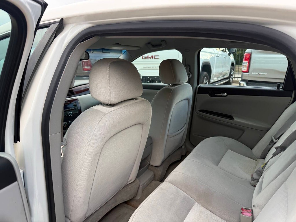 Chevrolet Impala Vehicle Full-screen Gallery Image 12