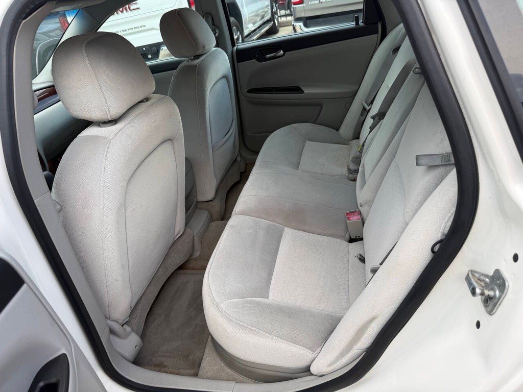 Chevrolet Impala Vehicle Full-screen Gallery Image 13