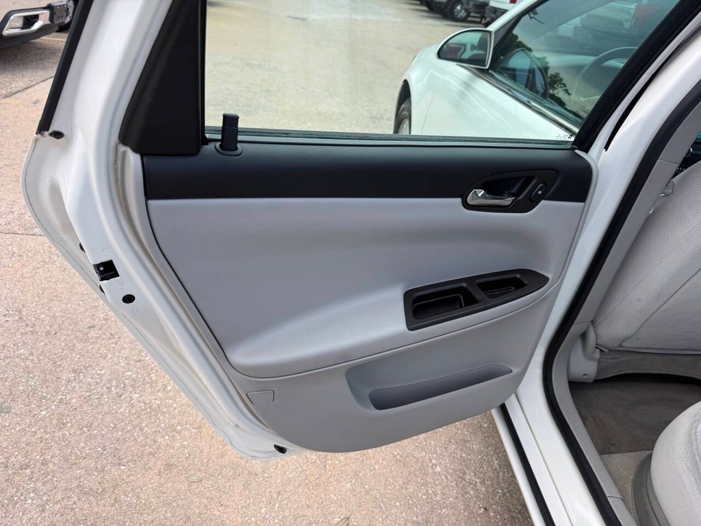 Chevrolet Impala Vehicle Full-screen Gallery Image 14