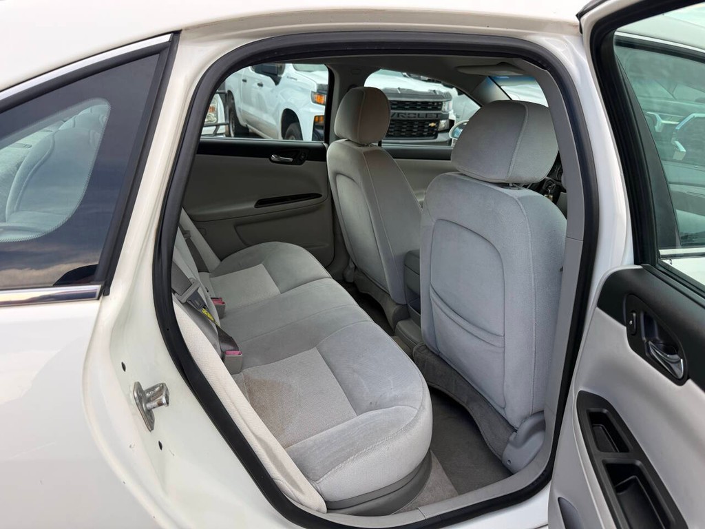 Chevrolet Impala Vehicle Full-screen Gallery Image 15