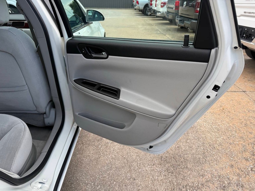 Chevrolet Impala Vehicle Full-screen Gallery Image 16