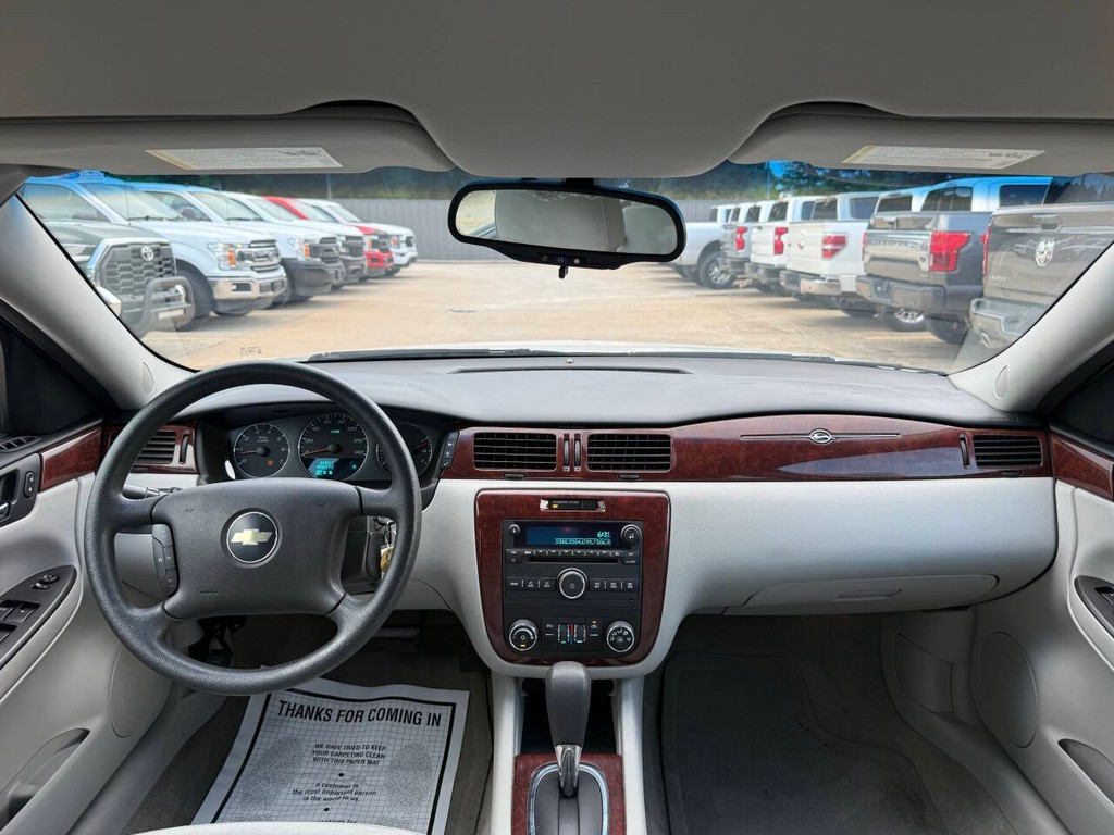 Chevrolet Impala Vehicle Full-screen Gallery Image 17
