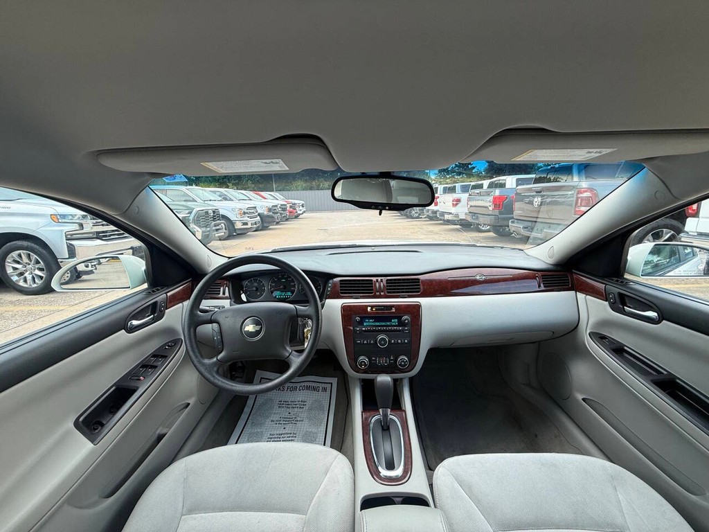 Chevrolet Impala Vehicle Full-screen Gallery Image 18