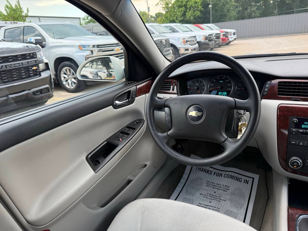 Chevrolet Impala Vehicle Full-screen Gallery Image 19