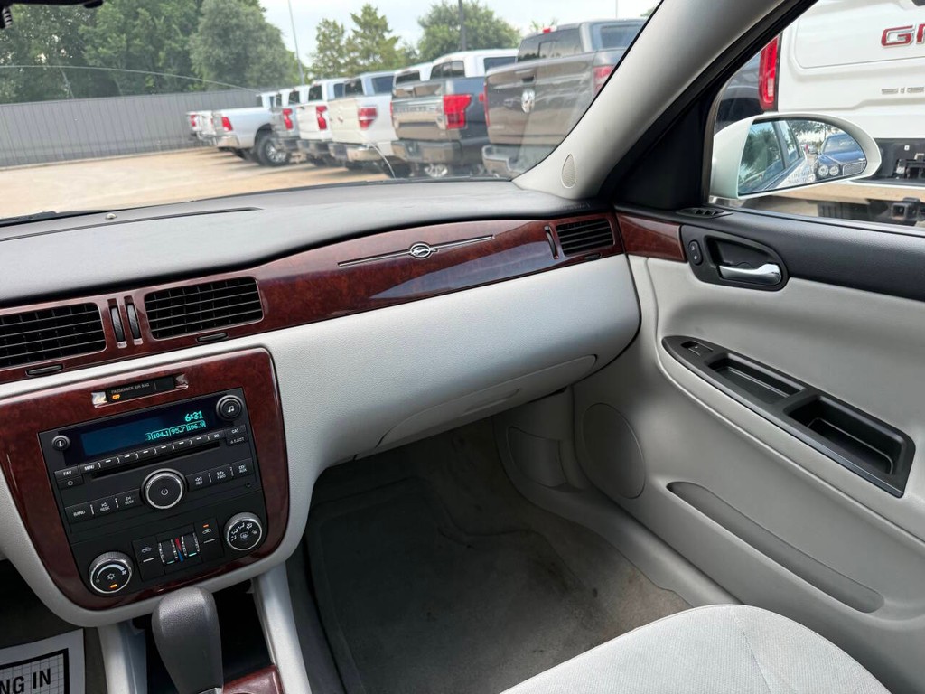 Chevrolet Impala Vehicle Full-screen Gallery Image 20