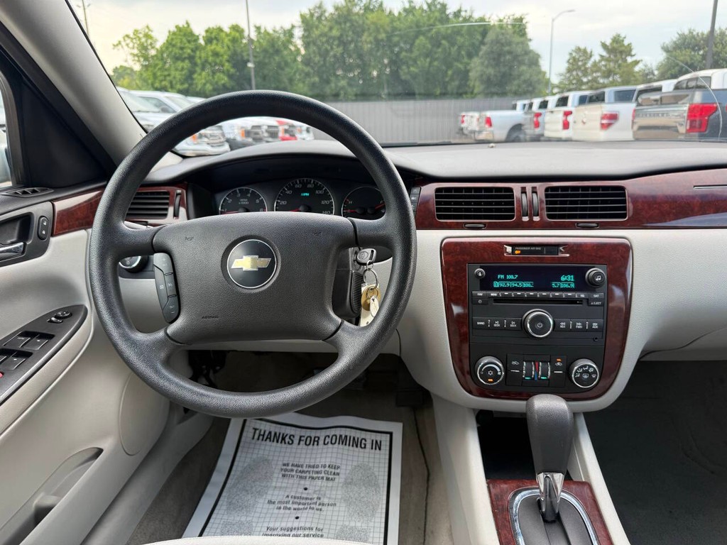 Chevrolet Impala Vehicle Full-screen Gallery Image 21
