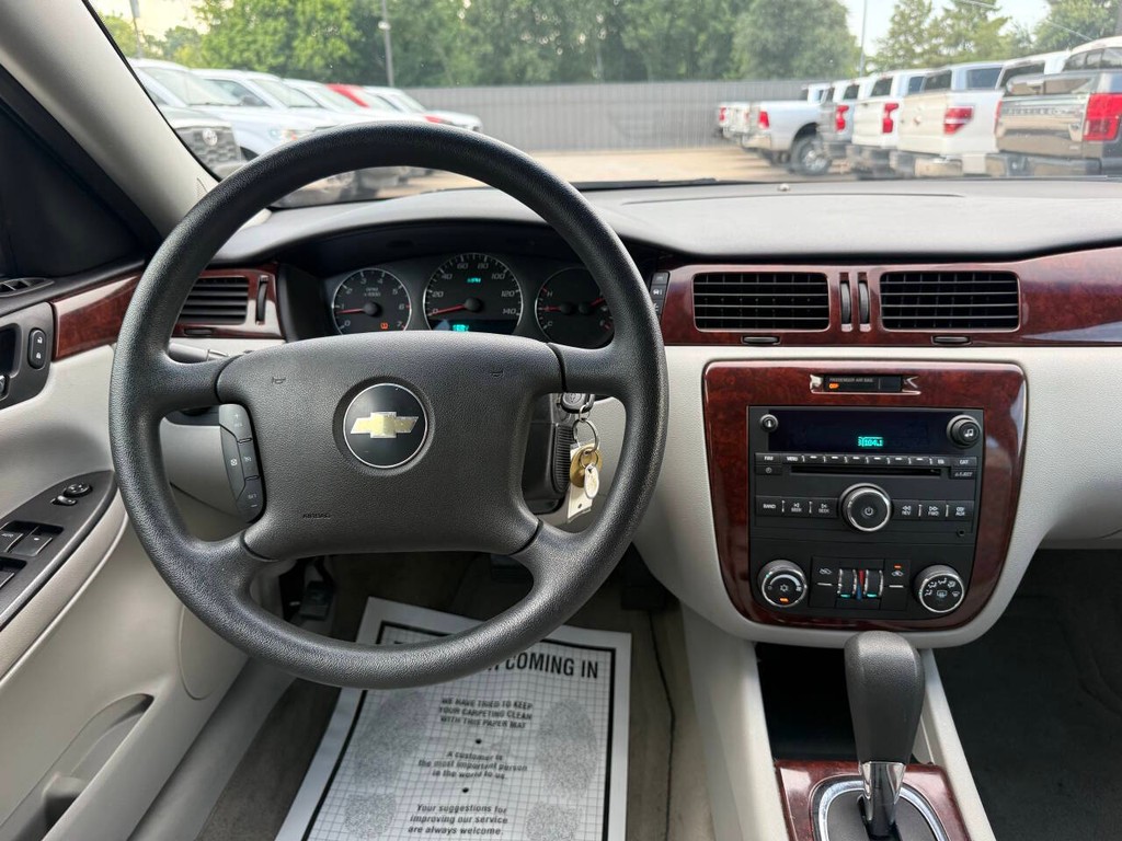 Chevrolet Impala Vehicle Full-screen Gallery Image 22