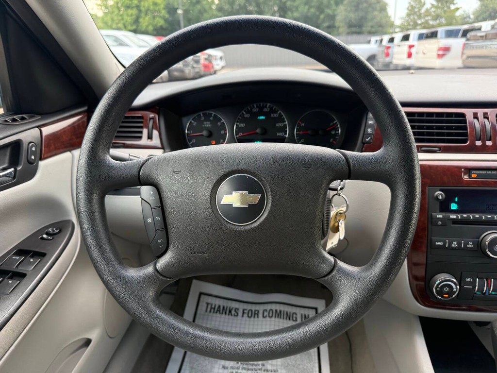 Chevrolet Impala Vehicle Full-screen Gallery Image 23