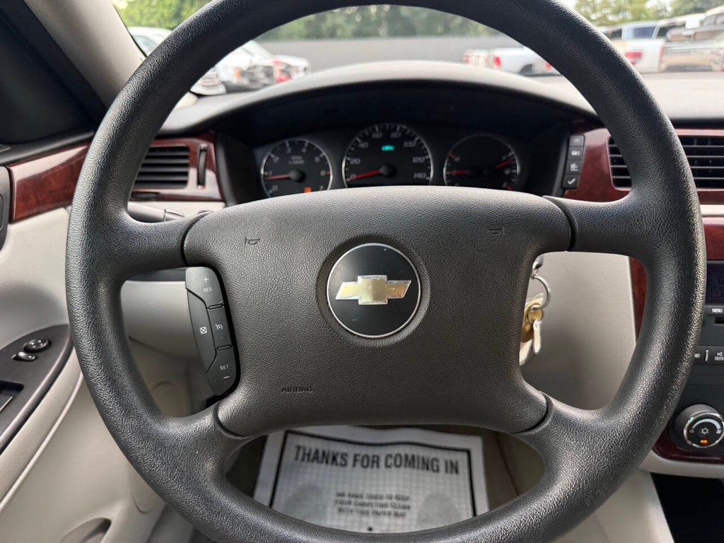 Chevrolet Impala Vehicle Full-screen Gallery Image 24