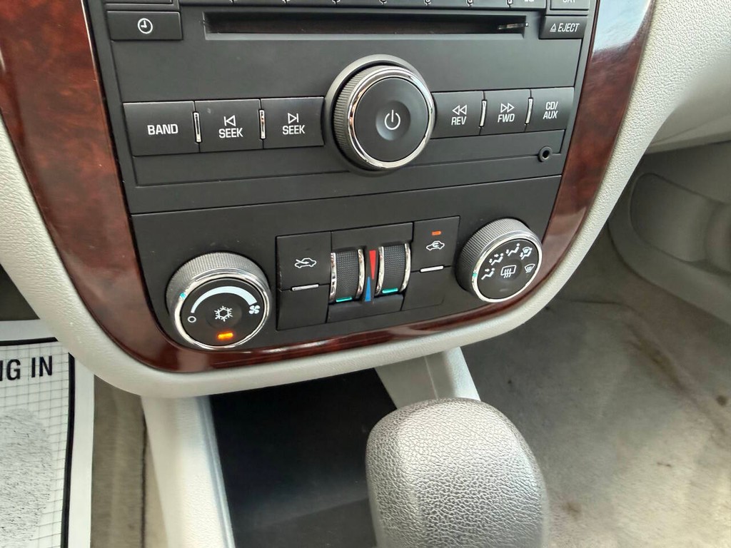Chevrolet Impala Vehicle Full-screen Gallery Image 27