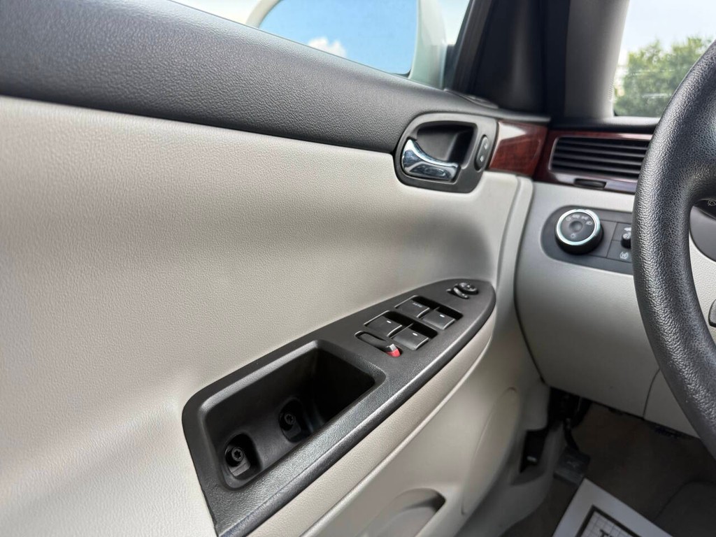 Chevrolet Impala Vehicle Full-screen Gallery Image 29