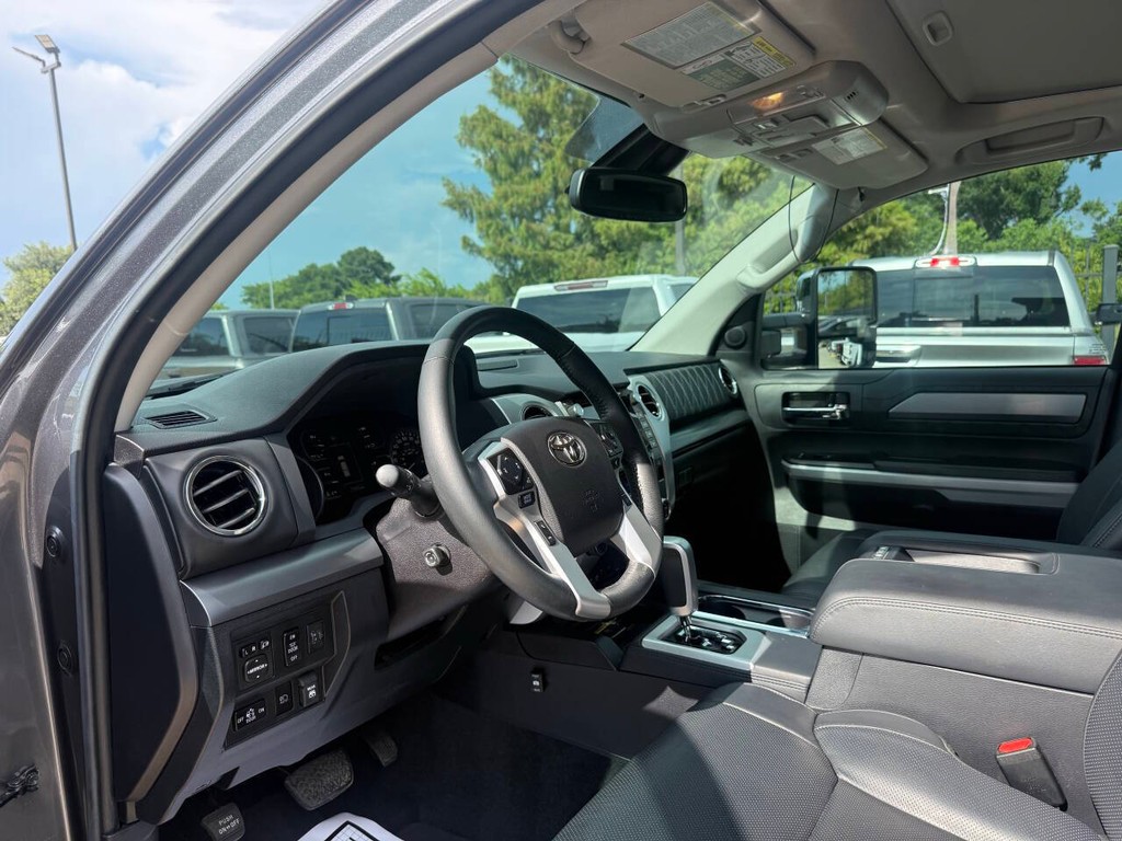 Toyota Tundra 4WD Vehicle Full-screen Gallery Image 06