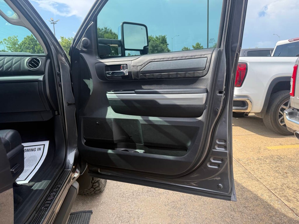 Toyota Tundra 4WD Vehicle Full-screen Gallery Image 11