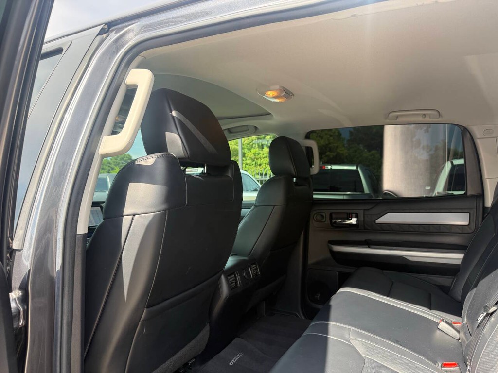 Toyota Tundra 4WD Vehicle Full-screen Gallery Image 12