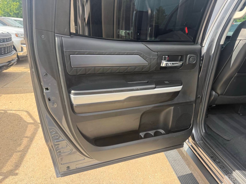 Toyota Tundra 4WD Vehicle Full-screen Gallery Image 14