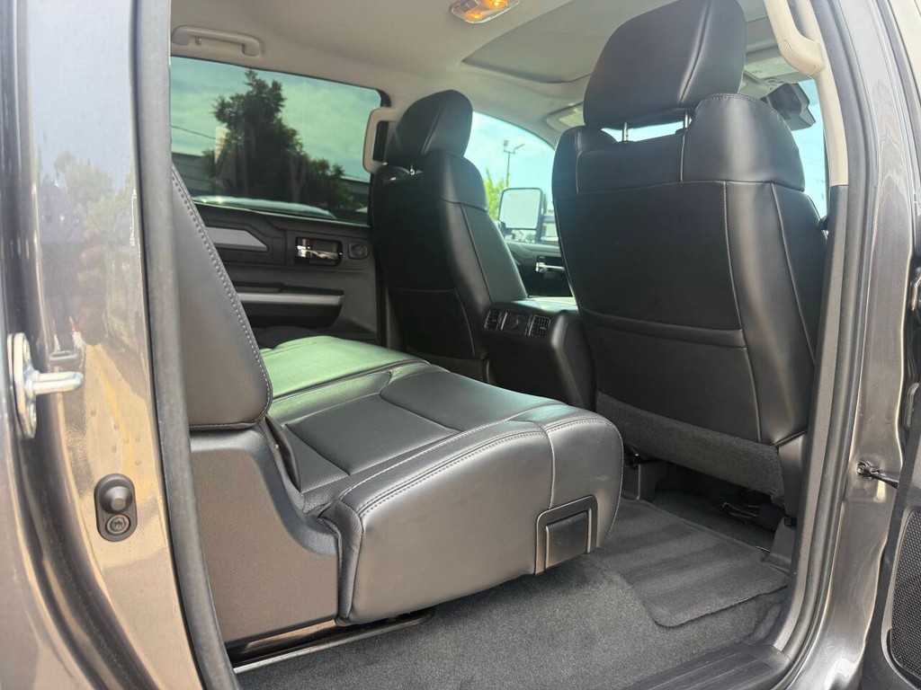 Toyota Tundra 4WD Vehicle Full-screen Gallery Image 15