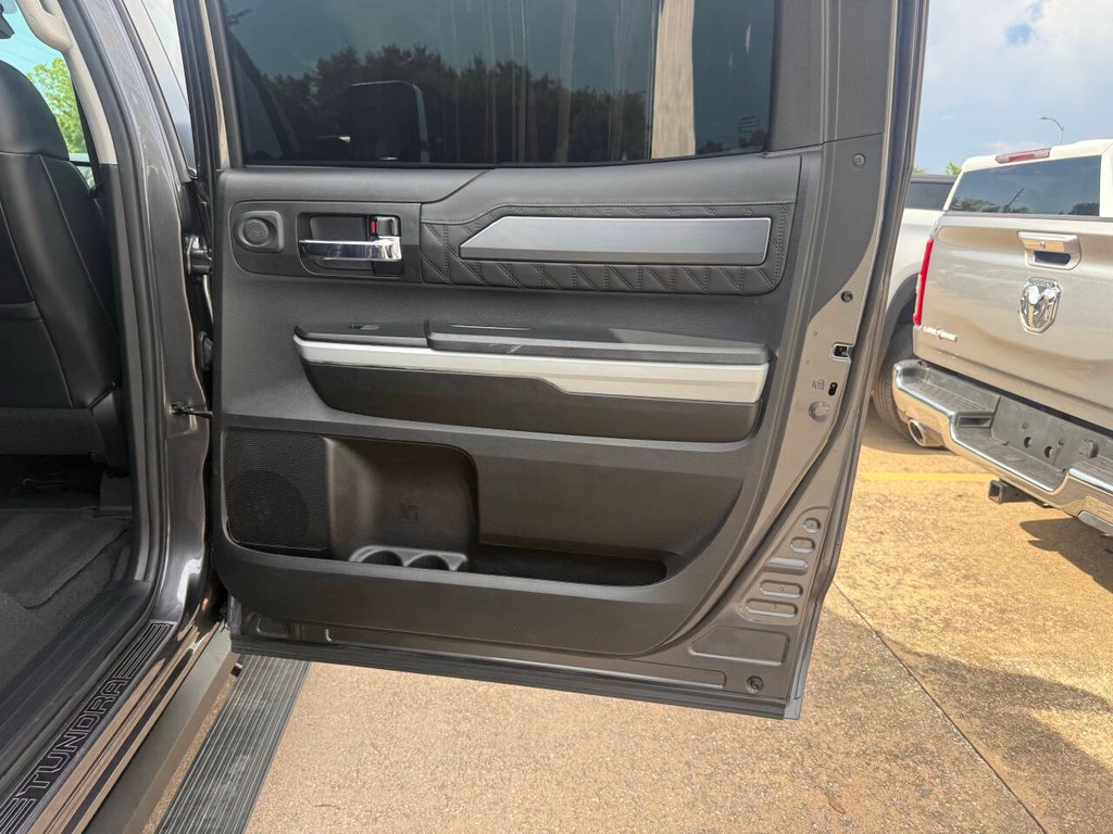 Toyota Tundra 4WD Vehicle Full-screen Gallery Image 16