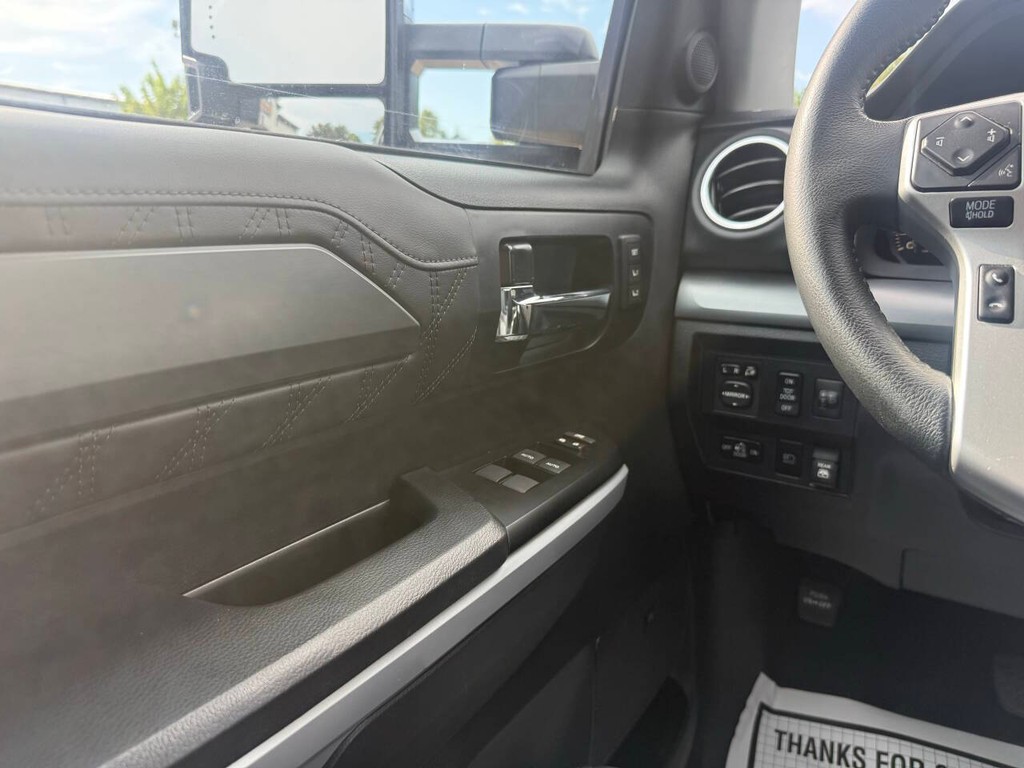 Toyota Tundra 4WD Vehicle Full-screen Gallery Image 30