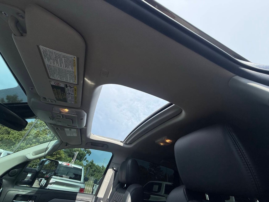 Toyota Tundra 4WD Vehicle Full-screen Gallery Image 31