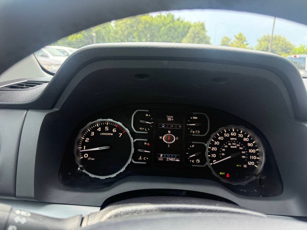 Toyota Tundra 4WD Vehicle Full-screen Gallery Image 32