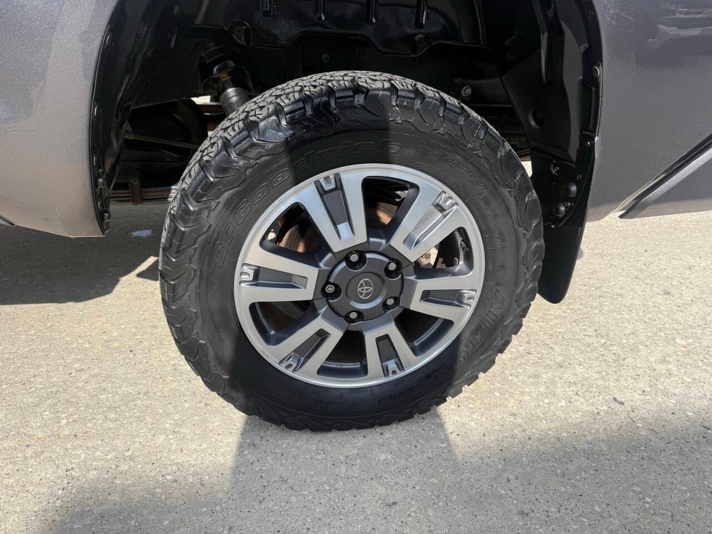 Toyota Tundra 4WD Vehicle Full-screen Gallery Image 36
