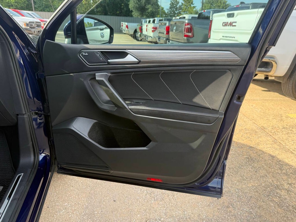 Volkswagen Tiguan Vehicle Full-screen Gallery Image 11