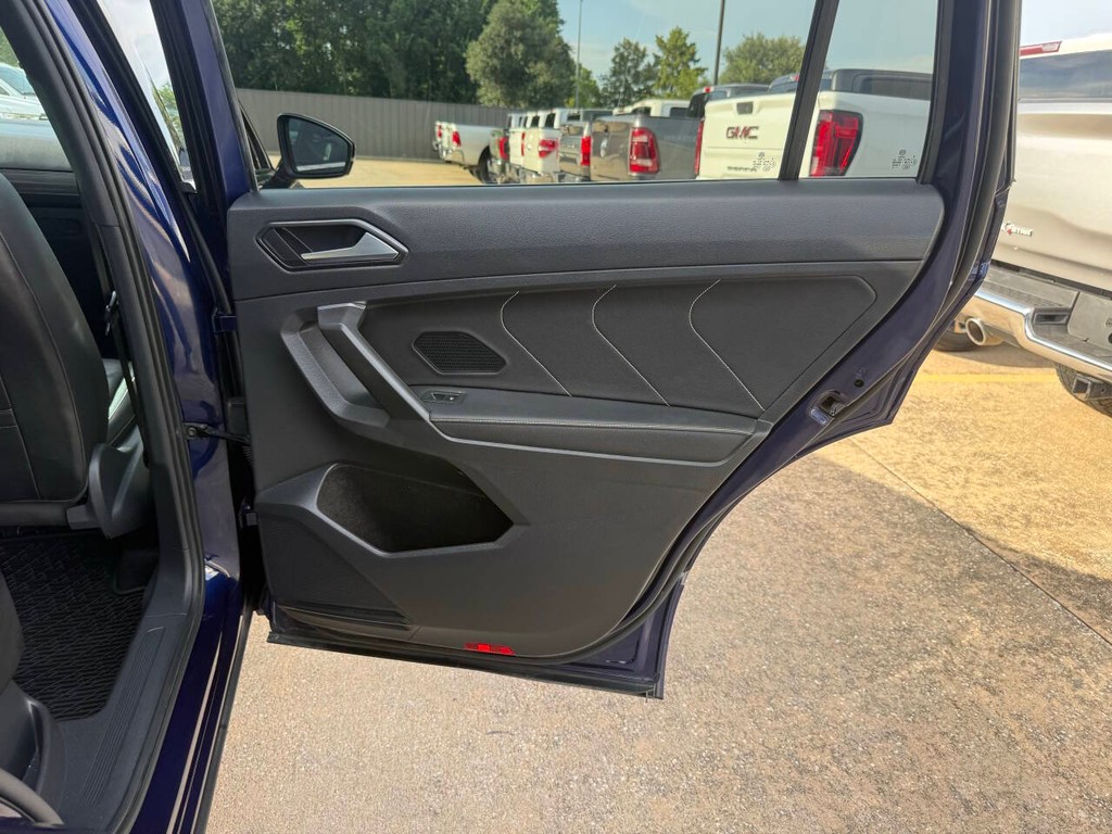 Volkswagen Tiguan Vehicle Full-screen Gallery Image 16