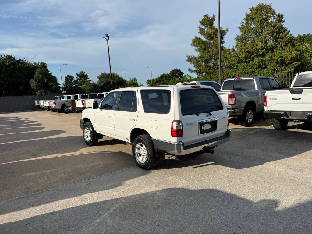 Toyota 4Runner Vehicle Full-screen Gallery Image 04
