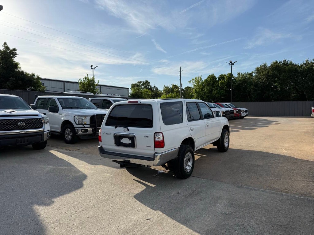 Toyota 4Runner Vehicle Full-screen Gallery Image 05