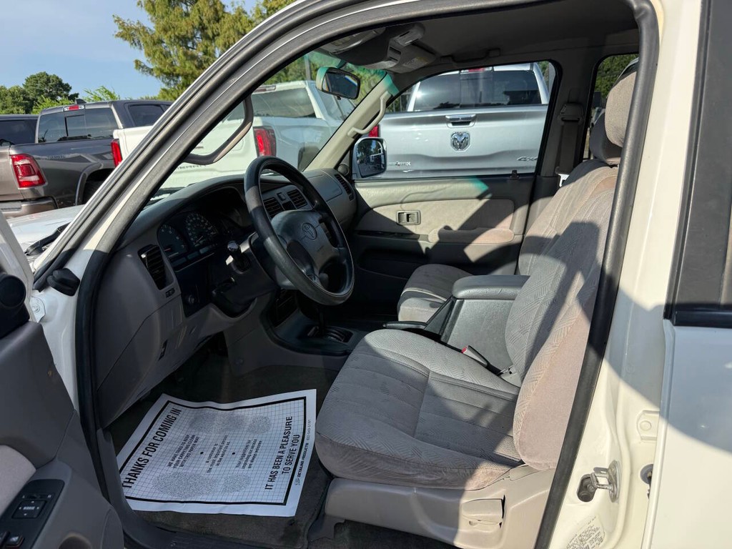 Toyota 4Runner Vehicle Full-screen Gallery Image 07