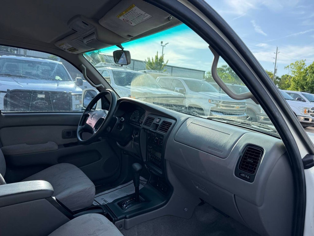 Toyota 4Runner Vehicle Full-screen Gallery Image 09