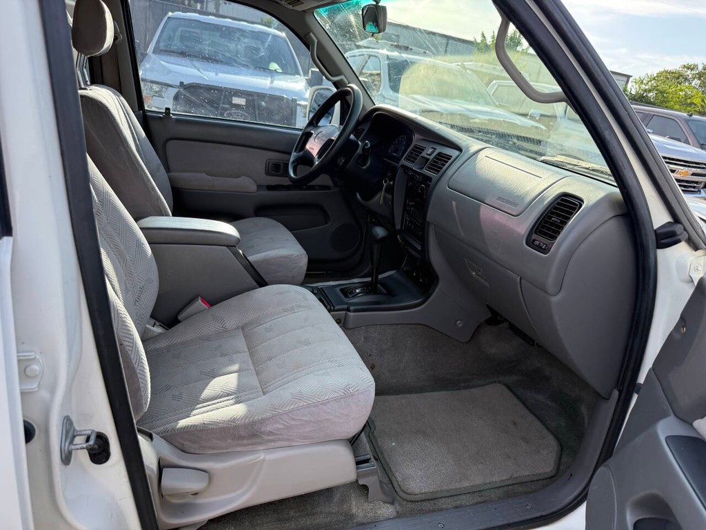 Toyota 4Runner Vehicle Full-screen Gallery Image 10