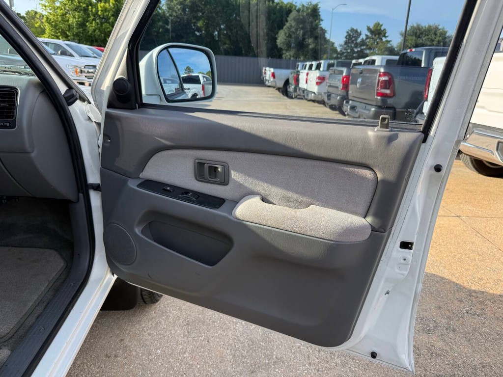 Toyota 4Runner Vehicle Full-screen Gallery Image 11