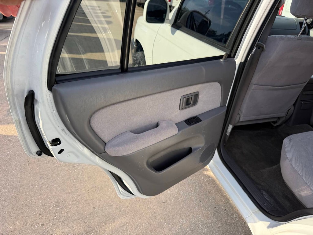 Toyota 4Runner Vehicle Full-screen Gallery Image 14