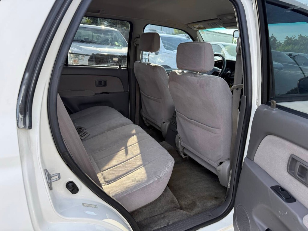 Toyota 4Runner Vehicle Full-screen Gallery Image 15