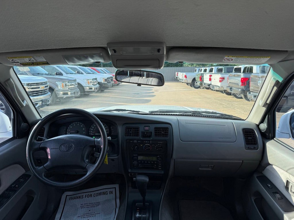 Toyota 4Runner Vehicle Full-screen Gallery Image 17
