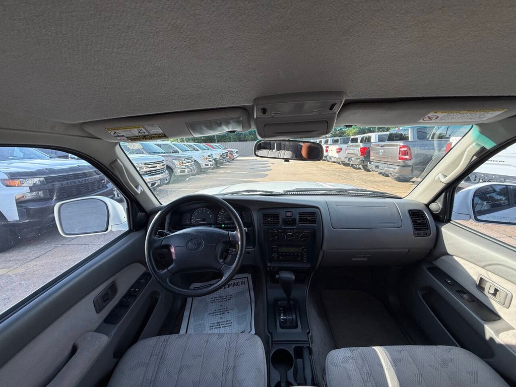Toyota 4Runner Vehicle Full-screen Gallery Image 18