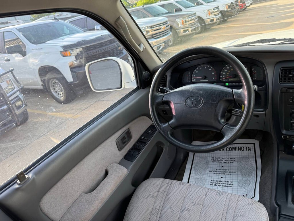 Toyota 4Runner Vehicle Full-screen Gallery Image 19