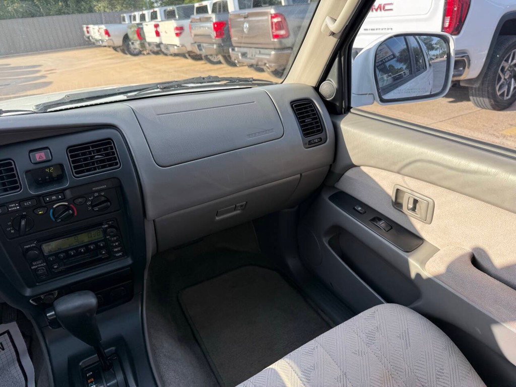 Toyota 4Runner Vehicle Full-screen Gallery Image 20