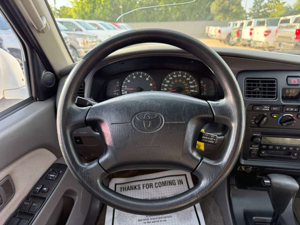 Toyota 4Runner Vehicle Full-screen Gallery Image 22