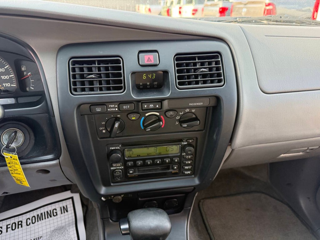 Toyota 4Runner Vehicle Full-screen Gallery Image 24